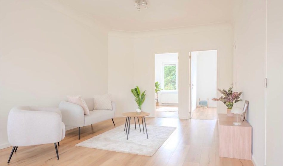 Gerenoveerde woonkamer met houten vloer